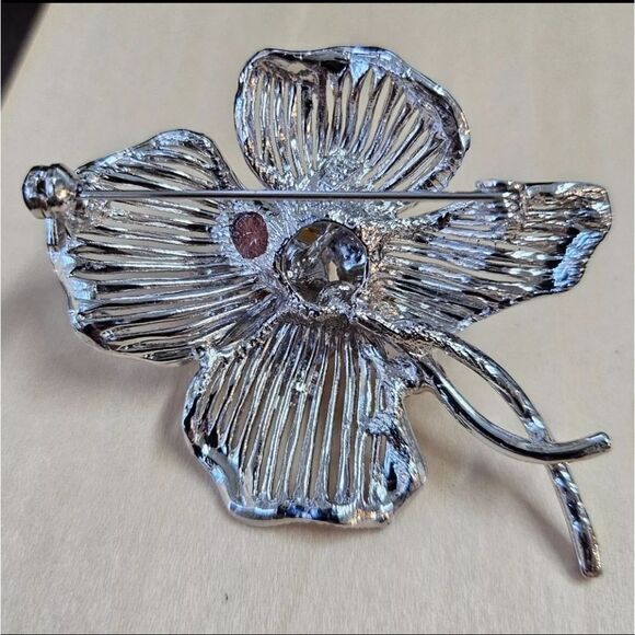 Vintage Unbranded Silver Floral Crystal Brooch with Pearl Center - Picture 2 of 2